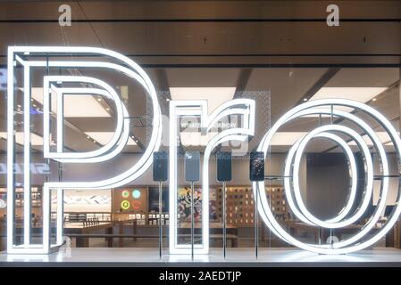 Hong Kong, Chine. 22 Nov, 2019. La technologie Apple entreprise multinationale américaine afficher l'Iphone 11 pro à sa boutique à Hong Kong. Budrul Chukrut Crédit : SOPA/Images/ZUMA/Alamy Fil Live News Banque D'Images