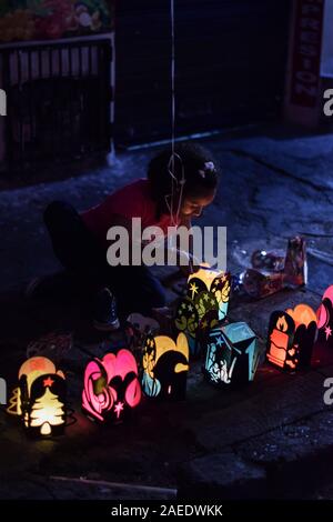 Petites Bougies Jour (Espagnol : Dia de las velitas), l'un des plus observés vacances traditionnelles en Colombie, célébrée le 7 décembre. Cali, Colombie. Banque D'Images