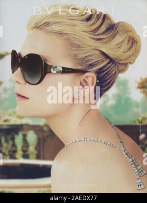 Affiche publicitaire de la maison BVLGARI avec Kirsten Dunst dans la version papier du magazine de l'année 2012, une publicité, une publicité à partir d'Bulgari créatifs 2010s Banque D'Images