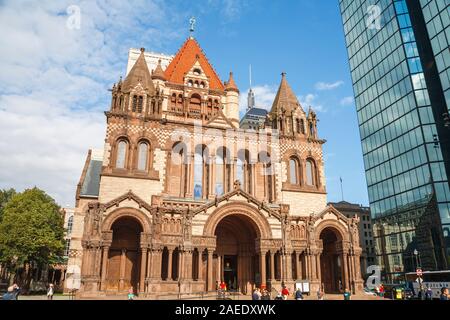 Historique L'église Trinity, emblématique de Copley Square, le quartier de Back Bay, près du bâtiment moderne de la John Hancock Tower, Boston, Massachusetts, New England, USA, Banque D'Images