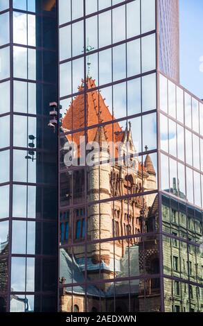 Historique Trinity Church de Copley Square, le quartier de Back Bay, reflétée dans le John Hancock Tower moderne, Boston, Massachusetts, New England, USA, Banque D'Images