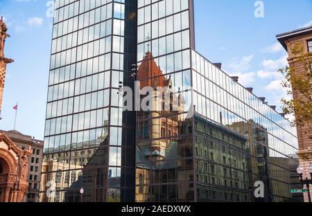 Historique Trinity Church de Copley Square, le quartier de Back Bay, reflétée dans le John Hancock Tower moderne, Boston, Massachusetts, New England, USA, Banque D'Images