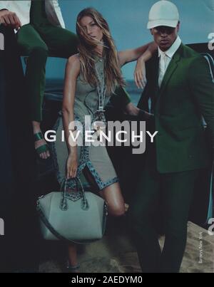 Affiche publicitaire Maison de mode Givenchy avec Gisele Bundchen dans le magazine papier de 2012 ans, publicité, publicité créative Givenchy de 2010 Banque D'Images