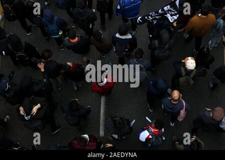 Une antenne de droit de manifestants défilant dans les rues. Le rallye a vu 800 000 personnes pour marquer les six mois anniversaire des manifestations à Hong Kong. Banque D'Images