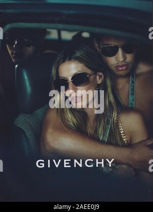 Affiche publicitaire Maison de mode Givenchy avec Gisele Bundchen dans le magazine papier de 2012 ans, publicité, publicité créative Givenchy de 2010 Banque D'Images