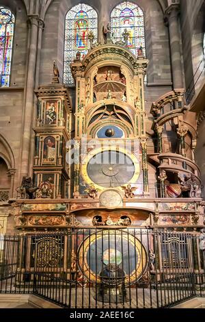 Strasbourg, France - Décembre 1,2019 : l'horloge astronomique de 18 mètres dans le transept sud de la cathédrale Notre-Dame de Strasbourg est l'une des grandes Banque D'Images