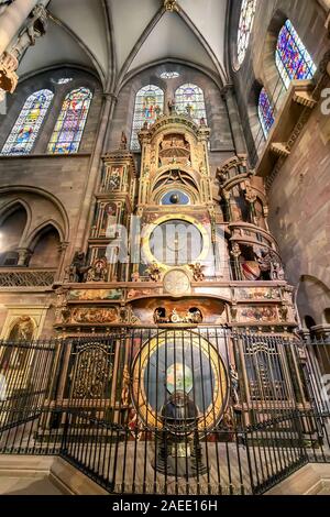 Strasbourg, France - Décembre 1,2019 : l'horloge astronomique de 18 mètres dans le transept sud de la cathédrale Notre-Dame de Strasbourg est l'une des grandes Banque D'Images