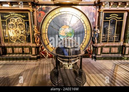 Strasbourg, France - Décembre 1,2019 : Détail de l'horloge astronomique de 18 mètres dans le transept sud de la cathédrale Notre-Dame de Strasbourg est l'un des Banque D'Images