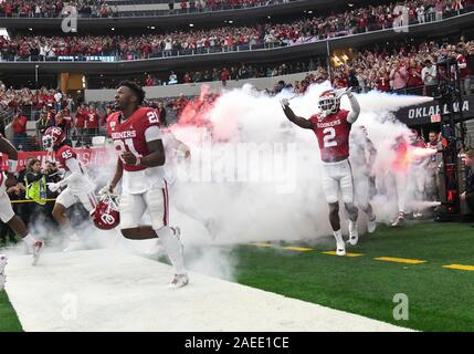 Déc 07, 2019 : Oklahoma Sooners linebacker Ryan Jones # 21 et de l'Oklahoma Sooners wide receiver michelf Lamb # 2 Entrez le domaine lors de l'introduction de la NCAA avant arborant 12 grande partie de championnat entre l'ours et l'Université de Baylor University of Oklahoma Sooners à AT&T Stadium à Arlington, TX Texas Baylor défait 30-23 en prolongation Albert Pena/CSM Banque D'Images