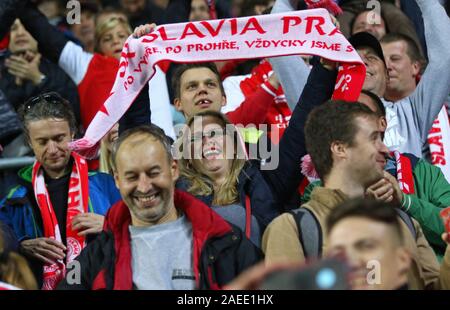 PRAGUE, RÉPUBLIQUE TCHÈQUE - le 23 octobre 2019 : Slavia Praha partisans montrer leur appui au cours de l'UEFA Champions League match contre Barcelone à Eden Arena à Prague, République Tchèque Banque D'Images