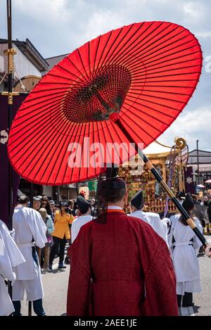 15 avril 2019 : des gens portant des vêtements traditionnels japonais au cours du festival annuel de Takayama. Takayama, Japon Banque D'Images