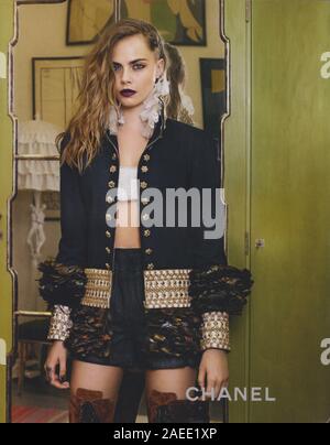 Affiche publicitaire de CHANEL avec Cara Delevingne en version papier du magazine à partir de 2015, de la publicité, publicité de CHANEL créatifs 2010s Banque D'Images