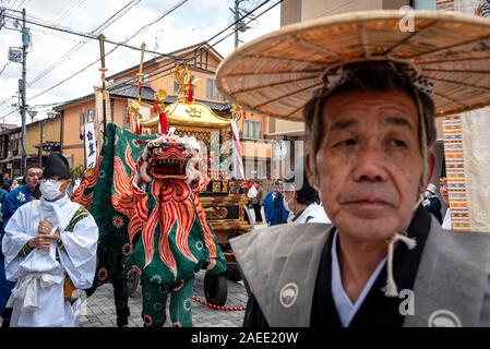 15 avril 2019 : des gens portant des vêtements traditionnels japonais au cours du festival annuel de Takayama. Takayama, Japon Banque D'Images