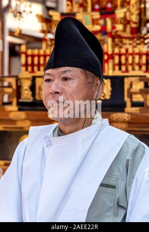 15 avril 2019 : un homme portant des vêtements traditionnels japonais au cours du festival annuel de Takayama. Takayama, Japon Banque D'Images