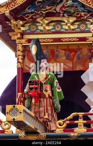 15 avril 2019 : marionnette mécanique sur un flotteur en bois traditionnel décoré durant la Fête du Printemps de Takayama. Takayama, Japon Banque D'Images