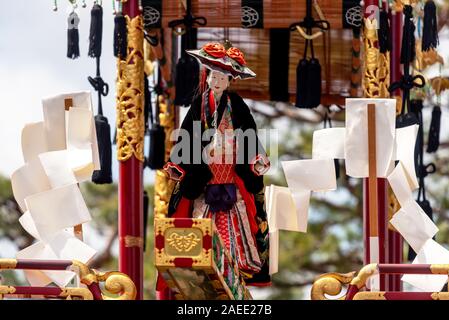 15 avril 2019 : marionnette mécanique sur un flotteur en bois traditionnel décoré durant la Fête du Printemps de Takayama. Takayama, Japon Banque D'Images