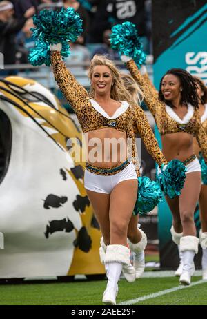 Jacksonville, FL, USA. 8e déc, 2019. Le Rugissement de l'équipe Jaguar cheer effectuer avant le 1er semestre NFL football match entre les Los Angeles les chargeurs et les Jacksonville Jaguars au domaine bancaire TIAA à Jacksonville, FL. Romeo T Guzman/CSM/Alamy Live News Banque D'Images