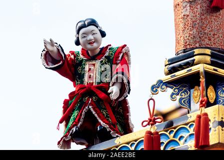 15 avril 2019 : marionnette mécanique sur un flotteur en bois traditionnel décoré durant la Fête du Printemps de Takayama. Takayama, Japon Banque D'Images