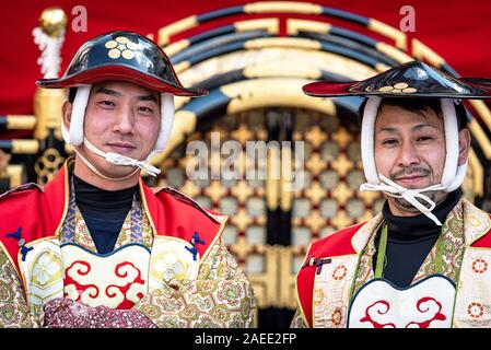 15 avril 2019 : des gens portant des vêtements traditionnels japonais au cours du festival annuel de Takayama. Takayama, Japon Banque D'Images