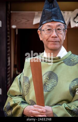 15 avril 2019 : un homme portant des vêtements traditionnels japonais au cours du festival annuel de Takayama. Takayama, Japon Banque D'Images