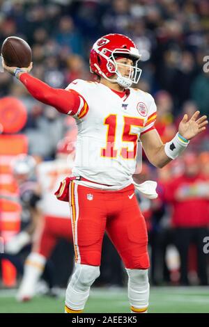 Foxborough, United States. Le 08 mai 2019. Kansas City Chiefs quarterback Patrick Mahomes (15) lance une passe au premier trimestre contre les New England Patriots au Stade Gillette à Foxborough, Massachusetts le Dimanche, Décembre 8, 2019. Photo de Matthew Healey/UPI UPI : Crédit/Alamy Live News Banque D'Images
