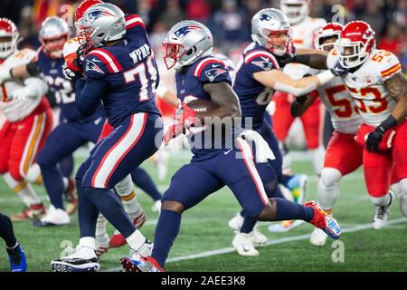 Foxborough, United States. Le 08 mai 2019. New England Patriots running back Brandon Bolden (38) permet de charger jusqu'à un coup de pied retourner sur le terrain au premier trimestre contre les Kansas City Chiefs au Stade Gillette à Foxborough, Massachusetts le Dimanche, Décembre 8, 2019. Photo de Matthew Healey/UPI UPI : Crédit/Alamy Live News Banque D'Images
