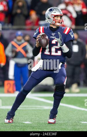 Foxborough, United States. Le 08 mai 2019. New England Patriots quarterback Tom Brady (12) revient pour une passe au deuxième trimestre contre les Kansas City Chiefs au Stade Gillette à Foxborough, Massachusetts le Dimanche, Décembre 8, 2019. Photo de Matthew Healey/UPI UPI : Crédit/Alamy Live News Banque D'Images