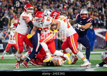 Foxborough, United States. Le 08 mai 2019. Kansas City Chiefs tight end Travis Kelce (87) les taxes dans la zone des buts sur un report de quatre verges au deuxième trimestre contre les New England Patriots au Stade Gillette à Foxborough, Massachusetts le Dimanche, Décembre 8, 2019. Photo de Matthew Healey/UPI UPI : Crédit/Alamy Live News Banque D'Images