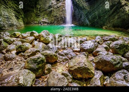 Des pierres et une chute d'au plus profond de la montagne canyon. Koziak cascade dans la vallée de Soca, Slovénie Banque D'Images