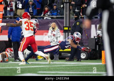 Foxborough, United States. Le 08 mai 2019. New England Patriots wide receiver N'Harry Keal (15) tente de sauter dans la zone des buts sur une réception dans le quatrième trimestre contre Chiefs de Kansas City au Stade Gillette à Foxborough, Massachusetts le Dimanche, Décembre 8, 2019. Les chefs patriotes la défaite 23-16. Photo de Matthew Healey/UPI UPI : Crédit/Alamy Live News Banque D'Images