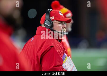 Foxborough, United States. Le 08 mai 2019. Kansas City Chiefs l'entraîneur-chef Andy Reid domine le domaine tandis que sur la ligne de touche au troisième trimestre contre les New England Patriots au Stade Gillette à Foxborough, Massachusetts le Dimanche, Décembre 8, 2019. Les chefs patriotes la défaite 23-16. Photo de Matthew Healey/UPI UPI : Crédit/Alamy Live News Banque D'Images