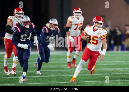 Foxborough, United States. Le 08 mai 2019. Kansas City Chiefs quarterback Patrick Mahomes (15) brouille jusqu'rubrique sur un keeper au troisième trimestre contre les New England Patriots au Stade Gillette à Foxborough, Massachusetts le Dimanche, Décembre 8, 2019. Les chefs patriotes la défaite 23-16. Photo de Matthew Healey/UPI UPI : Crédit/Alamy Live News Banque D'Images