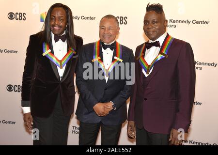 Washington, United States. Le 08 mai 2019. Lauréats 2019 Kennedy Centre Earth, Wind & Fire (L-R) Verdine White, Ralph Johnson et Philip Bailey, tous les 68, poser pour les photographes qu'ils arrivent pour un gala, Kennedy Center à Washington, le dimanche 8 décembre, 2019. Photo de Mike Theiler/UPI UPI : Crédit/Alamy Live News Banque D'Images