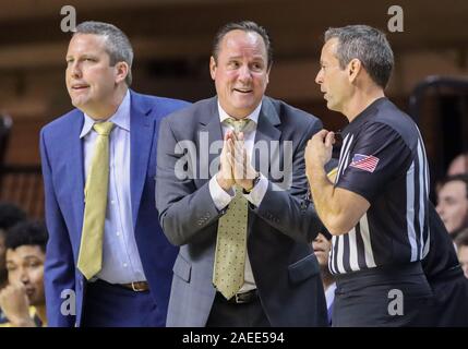 Stillwater, OK, USA. 8e déc, 2019. Entraîneur en chef Marshall Gregg plaide avec un arbitre pendant un match de basket-ball entre l'Wichita State Shockers et Oklahoma State Cowboys au site Gallagher-Iba Arena de Stillwater, OK. Siegel gris/CSM/Alamy Live News Banque D'Images