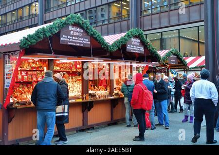 Chicago, Illinois, USA. Magasins et kiosques au Christkindlmarket dans le centre-ville de Chicago. Banque D'Images