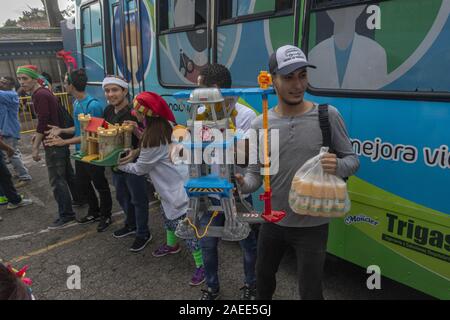 Caracas, Venezuela, Miranda. 7 Décembre, 2019. Santa en las calles est un organisme sans but lucratif qui aide les plus démunis par la collecte de biens non monétaires qui fournissent le bonheur, protection et secours à leurs besoins de base. Chaque année le premier week-end de décembre, il célèbre une journée d'activités où des milliers de bénévoles reçoivent des dons d'être livrés à des secteurs à faible revenu et aux institutions et aux sans-abri dans les rues de Caracas. Credit : Jimmy Villalta/ZUMA/Alamy Fil Live News Banque D'Images