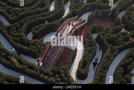 Beijing, Chine. 8e déc, 2019. Photo aérienne prise le 8 décembre 2019, montre que les personnes jouant à un labyrinthe à Hefei, Chine de l'est l'Anhui Province. Credit : Zhang Duan/Xinhua/Alamy Live News Banque D'Images