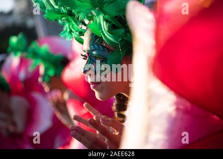 Beijing, Chine. 8e déc, 2019. Un artiste prend part à la Parade internationale à Macao Macao, Chine du sud, le 8 décembre 2019. Le défilé a été organisé pour célébrer le 20e anniversaire de Macao retour à la mère patrie. Credit : Cheong Kam Ka/Xinhua/Alamy Live News Banque D'Images