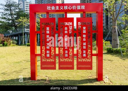 Mots caractères chinois énonçant des principes d'un développement harmonieux et la société civilisée à Shenzhen Banque D'Images
