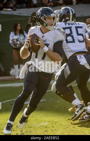 Oakland, Californie, USA. 8e déc, 2019. Tennessee Titans quart-arrière Ryan Site Tannehill (17) le dimanche, Décembre 8, 2019, au Oakland-Alameda County Coliseum, Oakland, Californie. Les Titans défait les Raiders de baie 42-21. Crédit : Al Golub/ZUMA/Alamy Fil Live News Banque D'Images