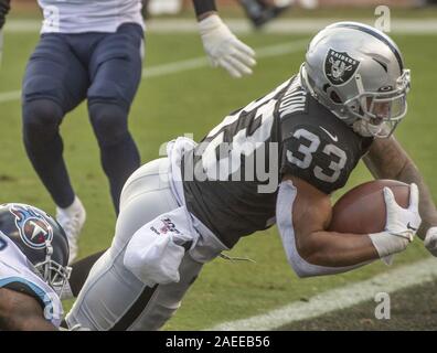 Oakland, Californie, USA. 8e déc, 2019. Oakland Raiders running back DeAndre Washington (33) plonge pour toucher des roues sur le dimanche 8 décembre 2019, date à Oakland-Alameda County Coliseum à Oakland, Californie. Les Titans défait les Raiders de baie 42-21. Crédit : Al Golub/ZUMA/Alamy Fil Live News Banque D'Images