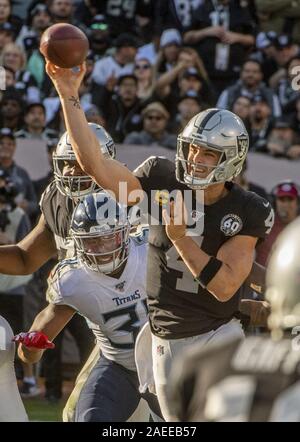 Oakland, Californie, USA. 8e déc, 2019. Oakland Raiders quarterback Derek Carr (4) le dimanche, Décembre 8, 2019, au Oakland-Alameda County Coliseum, Oakland, Californie. Les Titans défait les Raiders de baie 42-21. Crédit : Al Golub/ZUMA/Alamy Fil Live News Banque D'Images