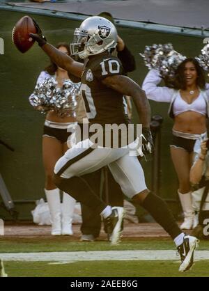 Oakland, Californie, USA. 8e déc, 2019. Oakland Raiders wide receiver Rico Gafford (10) rend le toucher des roues s'exécuter sur le dimanche 8 décembre 2019, date à Oakland-Alameda County Coliseum à Oakland, Californie. Les Titans défait les Raiders de baie 42-21. Crédit : Al Golub/ZUMA/Alamy Fil Live News Banque D'Images