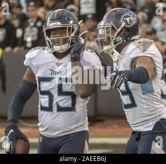 Oakland, Californie, USA. 8e déc, 2019. Le secondeur intérieur des Tennessee Titans Jayon Brown (55) il a couru l'interception célèbre pour l'atterrissage sur le dimanche 8 décembre 2019, date à Oakland-Alameda County Coliseum à Oakland, Californie. Les Titans défait les Raiders de baie 42-21. Crédit : Al Golub/ZUMA/Alamy Fil Live News Banque D'Images