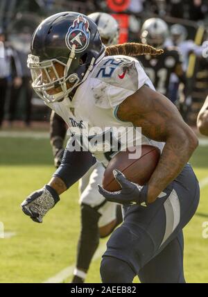 Oakland, Californie, USA. 8e déc, 2019. Tennessee Titans tournant retour Derrick Henry (22) le dimanche, Décembre 8, 2019, au Oakland-Alameda County Coliseum, Oakland, Californie. Les Titans défait les Raiders de baie 42-21. Crédit : Al Golub/ZUMA/Alamy Fil Live News Banque D'Images