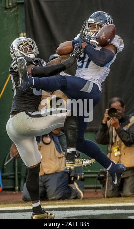 Oakland, Californie, USA. 8e déc, 2019. Tennessee Titans tight end Jonnu Smith (81) passe de touché les prises le Dimanche, Décembre 8, 2019, au Oakland-Alameda County Coliseum, Oakland, Californie. Les Titans défait les Raiders de baie 42-21. Crédit : Al Golub/ZUMA/Alamy Fil Live News Banque D'Images