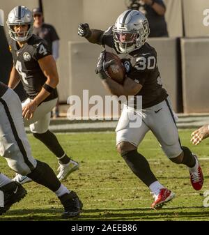 Oakland, Californie, USA. 8e déc, 2019. Oakland Raiders running back Jalen Richard (30) le dimanche, Décembre 8, 2019, au Oakland-Alameda County Coliseum, Oakland, Californie. Les Titans défait les Raiders de baie 42-21. Crédit : Al Golub/ZUMA/Alamy Fil Live News Banque D'Images