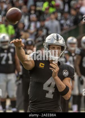 Oakland, Californie, USA. 8e déc, 2019. Oakland Raiders quarterback Derek Carr (4) le dimanche, Décembre 8, 2019, au Oakland-Alameda County Coliseum, Oakland, Californie. Les Titans défait les Raiders de baie 42-21. Crédit : Al Golub/ZUMA/Alamy Fil Live News Banque D'Images