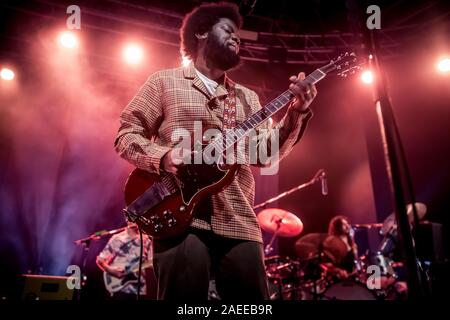 Milano, Italie. 07Th Dec, 2019. Samuel Michael Kiwanuka (né le 3 mai 1987) est un chanteur-compositeur et producteur de disques qui est signé avec Polydor Records. 2012 son premier album est disque d'or Nouveau accueil au Royaume-Uni et son deuxième album, l'amour et la haine, a fait ses débuts en 2016 au numéro un. Il a été en nomination pour de nombreux prix, y compris des Brit Awards, MTV Europe Music Awards, prix du mercure, BBC Music Awards. En janvier 2012, il a remporté le BBC's Sound of 2012. (Photo de Luigi Rizzo/Pacific Press) Credit : Pacific Press Agency/Alamy Live News Banque D'Images