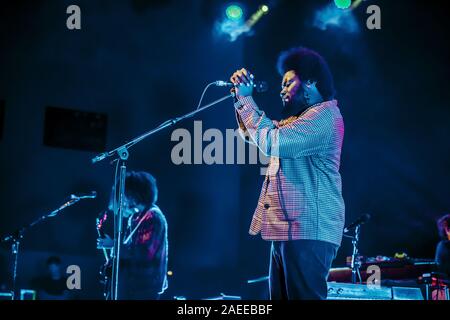 Milano, Italie. 07Th Dec, 2019. Samuel Michael Kiwanuka (né le 3 mai 1987) est un chanteur-compositeur et producteur de disques qui est signé avec Polydor Records. 2012 son premier album est disque d'or Nouveau accueil au Royaume-Uni et son deuxième album, l'amour et la haine, a fait ses débuts en 2016 au numéro un. Il a été en nomination pour de nombreux prix, y compris des Brit Awards, MTV Europe Music Awards, prix du mercure, BBC Music Awards. En janvier 2012, il a remporté le BBC's Sound of 2012. (Photo de Luigi Rizzo/Pacific Press) Credit : Pacific Press Agency/Alamy Live News Banque D'Images